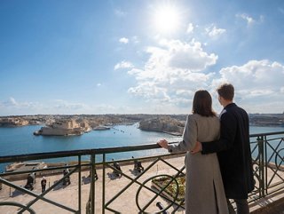 Una pareja disfruta de una vista panorámica del mar y la ciudad desde los Jardines Barrakka en Malta | MSC Cruceros