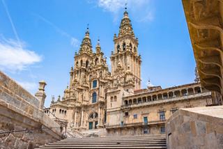 Les tours époustouflantes de la cathédrale de Saint-Jacques-de-Compostelle s'élèvent contre un ciel bleu éclatant, invitant à l'exploration et à l'émerveillement | MSC Croisières