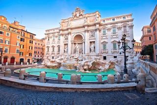 Der ikonische Trevi-Brunnen in Rom, umgeben von beeindruckender Architektur und lebendigem Stadtleben | MSC Cruises
