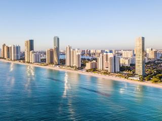 Atemberaubende Küstenlinie von Miami mit Wolkenkratzern und blauem Meer | MSC Cruises