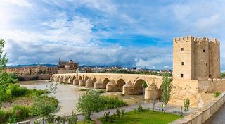 Le patrimoine culturel de Cordoue avec le pont sur le Guadalquivir et la tour Calahorra | MSC Croisières