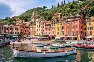 Une vue pittoresque de maisons colorées le long du front de mer à Portofino, en Italie, avec des bateaux flottant doucement dans la lagune | MSC Croisières