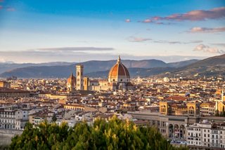 Une vue panoramique de Florence mettant en avant l'emblématique église Santa Maria del Fiore sous un ciel vibrant | MSC Croisières