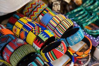 Una colorida variedad de pulseras hechas a mano en varios colores, que muestra la rica cultura y arte de Durban | MSC Cruceros