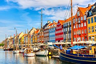 Edificios coloridos y barcos a lo largo del canal en Copenhague, Dinamarca. | MSC Cruceros