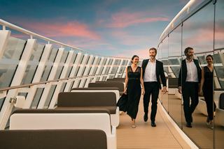 Una pareja pasea junta en la cubierta del MSC World Europa, disfrutando de la tranquila atmósfera del Top Sail Lounge | MSC Cruceros