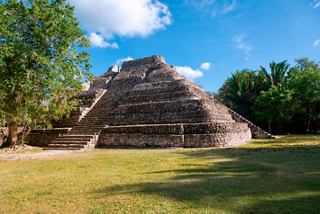 Alte Pyramide der archäologischen Stätte Chacchoben umgeben von üppigem Grün in Mexiko | MSC Cruises