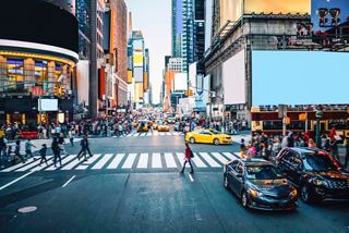 Una escena bulliciosa de Times Square con taxis amarillos y rascacielos en la ciudad de Nueva York | MSC Cruceros