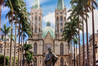 Die ikonische Kathedrale von São Paulo steht majestätisch zwischen Palmen und symbolisiert die reiche Geschichte und Kultur der Stadt | MSC Cruises