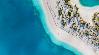 Luftaufnahme des Ocean Cay MSC Marine Reserve mit lebhaft blauem Meer und weißen Sandstränden | MSC Cruises