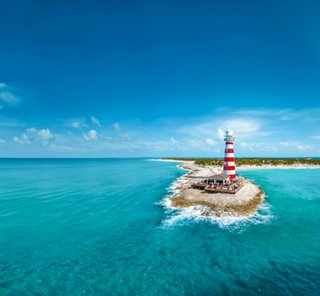 Atemberaubender Blick auf Ocean Cay mit Leuchtturm und Strandbar | MSC Cruises