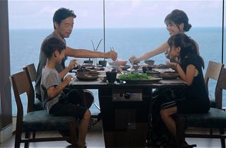 Une famille profite d'un repas ensemble dans un restaurant avec vue sur la mer à bord de MSC Bellissima | MSC Croisières