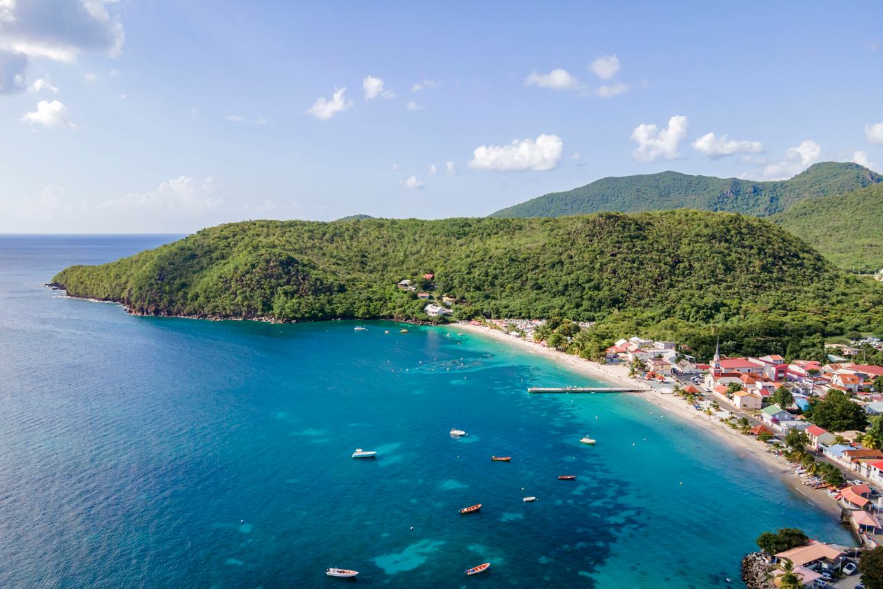 Vista aerea della costa di Fort-de-France, Martinica, con una spiaggia e un mare vivace | MSC Crociere
