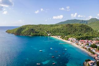 Vista aerea della costa di Fort-de-France, Martinica, con una spiaggia e un mare vivace | MSC Crociere