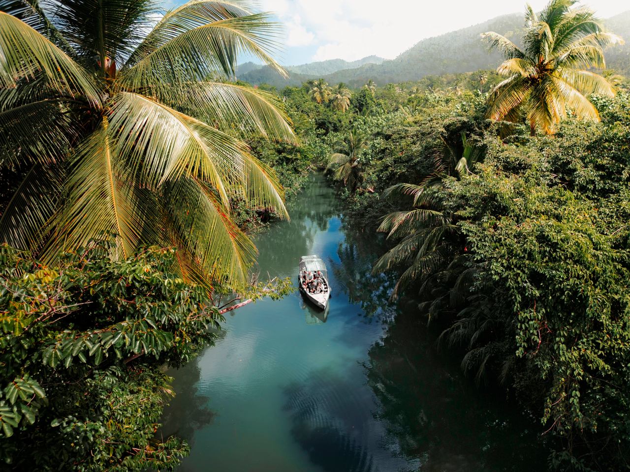 Ein Paar genießt eine malerische Bootsfahrt durch den üppigen Indischen Fluss in der lebhaften Landschaft von Dominica | MSC Cruises