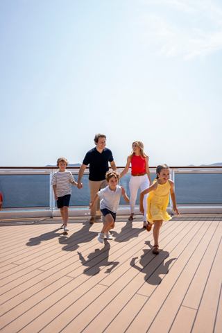 Una familia alegre en la cubierta de un barco de crucero | MSC Cruceros