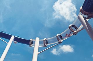 Wasserrutsche, die sich unter einem blauen Himmel mit Wolken schlängelt | MSC Cruises