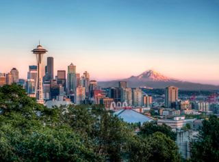 Coucher de soleil sur la skyline de Seattle avec le mont Rainier en arrière-plan | MSC Croisières