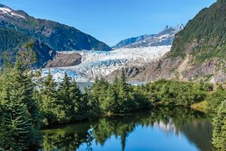 Un lac paisible reflète des montagnes et un glacier en Alaska | MSC Croisières