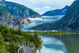 Una vista impresionante del glaciar Mendenhall reflejada en el sereno lago rodeado de majestuosas montañas | MSC Cruceros