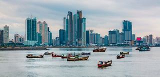 La línea del horizonte de Ciudad de Panamá con barcos en el agua | MSC Cruceros