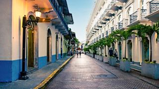 Calle estrecha con arquitectura histórica y vegetación en el casco antiguo de Panamá | MSC Cruceros