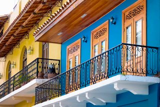Balcones de estilo colonial con barandillas intrincadas y paredes brillantes | MSC Cruceros