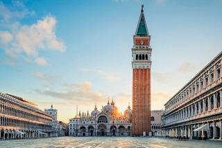 Der ikonische Glockenturm der Basilika San Marco überragt die ruhige Landschaft Venedigs unter einem schönen Himmel | MSC Cruises