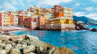 Lebendige Küstengebäude säumen die Küste von Boccadasse und laden zur Erkundung des schönen Genua ein | MSC Cruises
