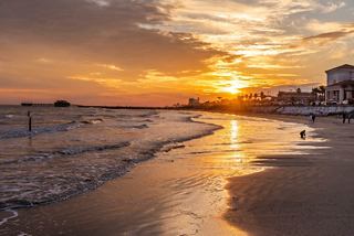 Amanecer en la playa con reflejo en el agua | MSC Cruceros