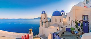 Una vista panoramica di Oia, Santorini, che mette in mostra un'architettura straordinaria sullo sfondo del mare e del cielo | MSC Crociere