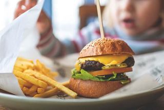 Kind isst einen Mini-Burger und Pommes | MSC Cruises