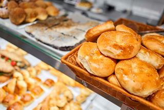 Des tartes et des pâtisseries fraîchement cuites sont exposées de manière invitante au buffet libre-service sur le MSC Divina | MSC Croisières