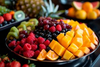 Un buffet vibrant présentant une variété de fruits frais joliment disposés | MSC Croisières
