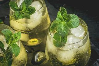 Refreshing cocktails with mint and lemon served over ice, inviting moments of relaxation on board | MSC Cruises
