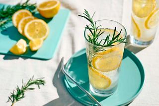 Refreshing lemonade with lemon slices and herbs served on a turquoise tray, perfect for enjoying at the Aurea bar | MSC Cruises