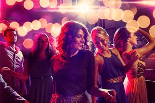 Eine lebhafte Gruppe von Freunden genießt einen unterhaltsamen Tanzabend im Le Cabaret Rouge | MSC Cruises