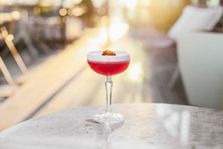 A refreshing cocktail served at the outdoor bar on the sun deck of MSC Seascape | MSC Cruises