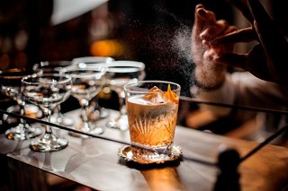 Ein erfrischendes Getränk, das an der Bar serviert wird und die Gäste einlädt, sich zu entspannen und die Atmosphäre zu genießen | MSC Cruises
