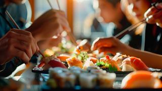 Los huéspedes disfrutan de una experiencia gastronómica compartida con platos vibrantes en Kaito Teppanyaki en MSC Seascape | MSC Cruceros