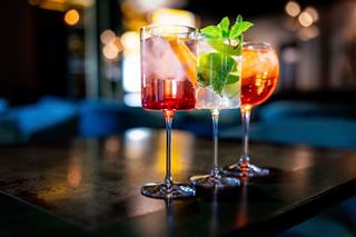 A vibrant selection of cocktails with fresh mint at the Sky Bar on MSC Seashore | MSC Cruises