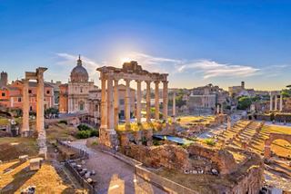 Forum romain au lever du soleil, entouré de sites archéologiques anciens | MSC Croisières