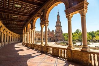 Vue de l'arcade et de la tour de la Plaza de España à Séville | MSC Croisières
