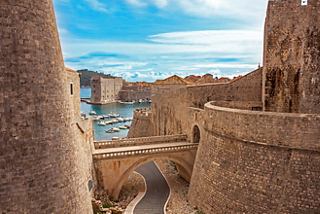 Une vue panoramique depuis les anciennes remparts de Dubrovnik | MSC Croisières