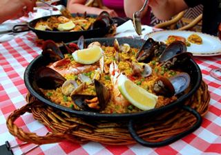 Une portion de paella traditionnelle avec des fruits de mer et des tranches de citron, idéale à déguster à Valence, Espagne | MSC Croisières