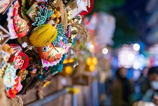 Decorazioni colorate su una bancarella durante il festival Tori-no-Ichi a Yokohama | MSC Crociere