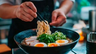 Un uomo prepara una deliziosa ciotola di ramen con verdure fresche | MSC Crociere