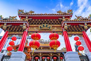 Porta cinese tradizionale decorata con lanterne rosse nel quartiere cinese di Yokohama | MSC Crociere