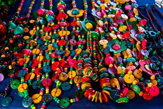 Collares coloridos hechos a mano por la comunidad Embera en Panamá | MSC Cruceros