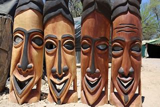 Cuatro máscaras de madera sonrientes que representan la cultura de Namibia | MSC Cruceros